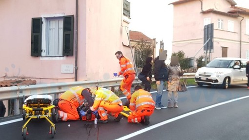 San Lorenzo al Mare: perde il controllo dello scooter sull'Aurelia e finisce contro il guard-rail, trasportato in ospedale (Foto) San Lorenzo al Mare: perde il controllo dello scooter sull'Aurelia e finisce contro il guard-rail, trasportato in ospedale (Foto)