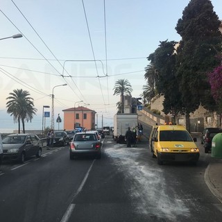 Bordighera: incidente sulla via Aurelia, dipendente Docks ferito trasportato in gravi condizioni all'ospedale (Foto) Bordighera: incidente sulla via Aurelia, dipendente Docks ferito trasportato in gravi condizioni all'ospedale (Foto)