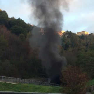 Spotorno: pullman a fuoco sull'Autostrada dei Fiori in direzione Ventimiglia, traffico bloccato (Video)