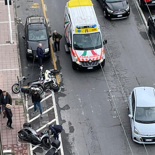 Arma di Taggia: incidente in via Stazione, 18enne si scontra con un'auto e finisce sulle moto parcheggiate (Foto)