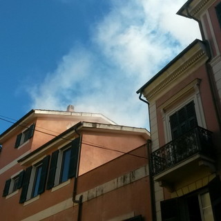 Imperia: incendio alla canna fumaria nel palazzo della San Paolo in via San Maurizio a due passi da via Cascione, intervento dei Vvf