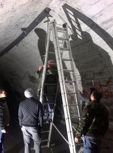 Ospedaletti: camion abbatte l'impianto di illuminazione nella galleria di via Martiri, strada riaperta in due ore grazie al lavoro della Protezione Civile (foto) Ospedaletti: camion abbatte l'impianto di illuminazione nella galleria di via Martiri, strada riaperta in due ore grazie al lavoro della Protezione Civile (foto)