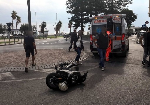 Sanremo: mancata precedenza a giardini Vittorio Veneto, scontro auto-scooter e due feriti (Foto)