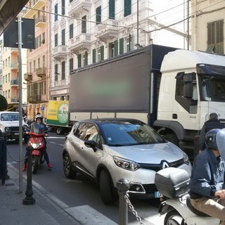Sanremo: piccolo tamponamento in via Roma, automobilista "Non mi muovo" e scoppia il caos