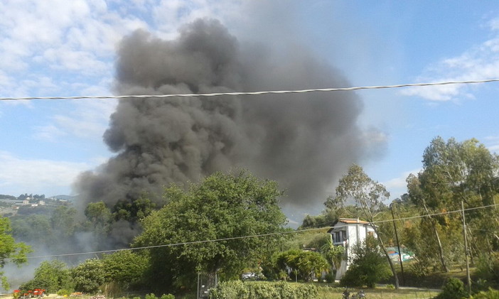 Sanremo: incendio di sterpaglie in Valle Armea attacca una serra, lunga colonna di fumo nero visibile dalla costa (Foto e Video) Sanremo: incendio di sterpaglie in Valle Armea attacca una serra, lunga colonna di fumo nero visibile dalla costa (Foto e Video)