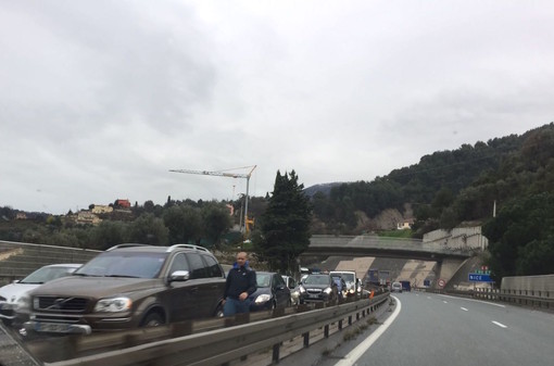 Incidente all'uscita autostradale di Mentone, autostrada bloccata in direzione Italia Incidente all'uscita autostradale di Mentone, autostrada bloccata in direzione Italia