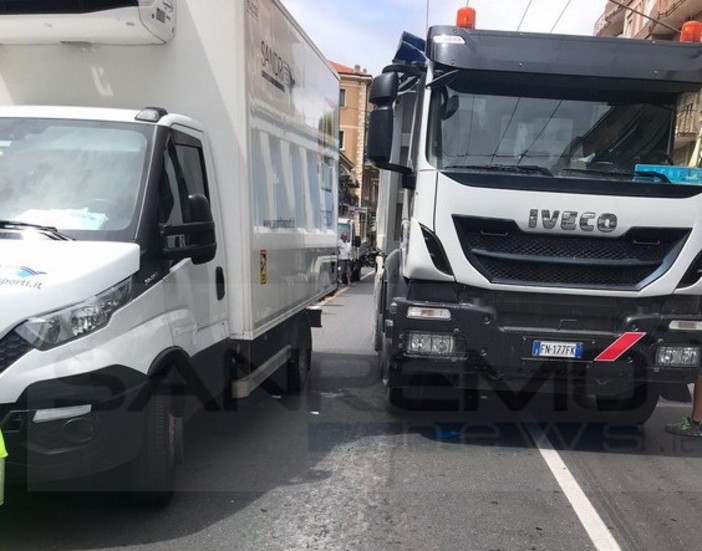 Vallecrosia: donna in bicicletta finisce sotto le ruote di un Tir, in gravi condizioni al 'Santa Corona' di Pietra Ligure (Foto) Vallecrosia: donna in bicicletta finisce sotto le ruote di un Tir, in gravi condizioni al 'Santa Corona' di Pietra Ligure (Foto)