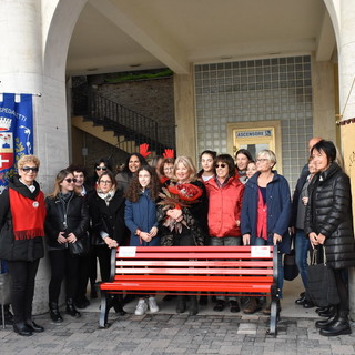 Ospedaletti: con l'inaugurazione della 'panchina rossa' di fronte al Comune via agli eventi contro la violenza sulle donne (Foto e Video)