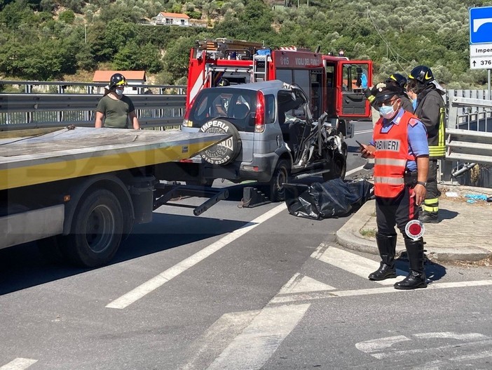 Pontedassio: perde il controllo dell'auto e finisce contro il guard-rail sulla SS28, morta una donna (Foto) Pontedassio: perde il controllo dell'auto e finisce contro il guard-rail sulla SS28, morta una donna (Foto)