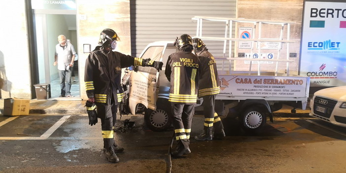 Sanremo: incendio ad un furgoncino parcheggiato in via Lamarmora, intervento dei Vigili del Fuoco (Foto) Sanremo: incendio ad un furgoncino parcheggiato in via Lamarmora, intervento dei Vigili del Fuoco (Foto)