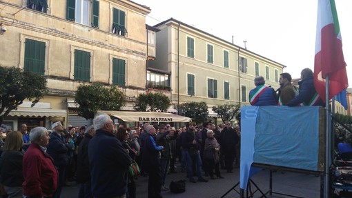 Manifestazione di ieri pomeriggio a Diano Marina: il sostegno ai sindaci dianesi da Alternativa Tricolore Manifestazione di ieri pomeriggio a Diano Marina: il sostegno ai sindaci dianesi da Alternativa Tricolore