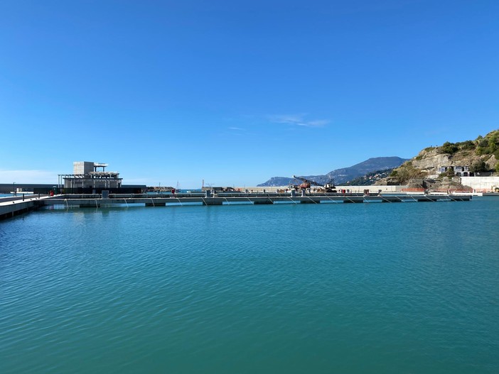 Il porto di Cala del Forte e, sotto il progetto della scogliera Il porto di Cala del Forte e, sotto il progetto della scogliera
