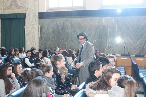 Imperia: un gruppo di studenti francesi a lezione di storia dal Sindaco Paolo Strescino