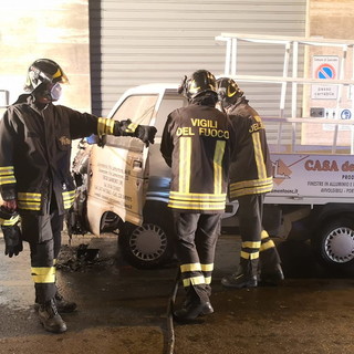 Sanremo: incendio ad un furgoncino parcheggiato in via Lamarmora, intervento dei Vigili del Fuoco (Foto)