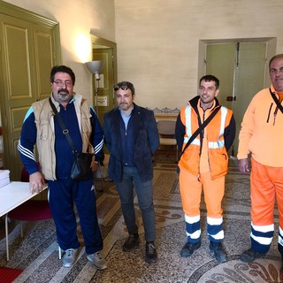 Pontedassio: nuovo appalto per la raccolta rifiuti. I lavoratori chiedono chiarezza. Oggi hanno incontrato il Sindaco accompagnati dal sindacalista Uil Luigi La Marca Pontedassio: nuovo appalto per la raccolta rifiuti. I lavoratori chiedono chiarezza. Oggi hanno incontrato il Sindaco accompagnati dal sindacalista Uil Luigi La Marca
