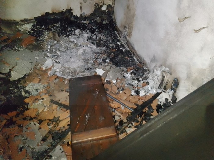 Ceriana: incendio stanotte in un appartamento del centro storico, nessun ferito ma danni ingenti (Foto) Ceriana: incendio stanotte in un appartamento del centro storico, nessun ferito ma danni ingenti (Foto)