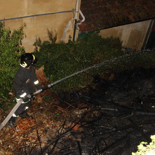 Sanremo: incendio di una baracca in via Galileo Galilei, pronto intervento dei Vigili del Fuoco Sanremo: incendio di una baracca in via Galileo Galilei, pronto intervento dei Vigili del Fuoco