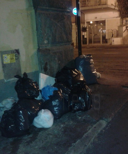 Sanremo: immondizia, fetore e sporcizia tra corso Garibaldi e vicolo San Lazzaro, la proteste