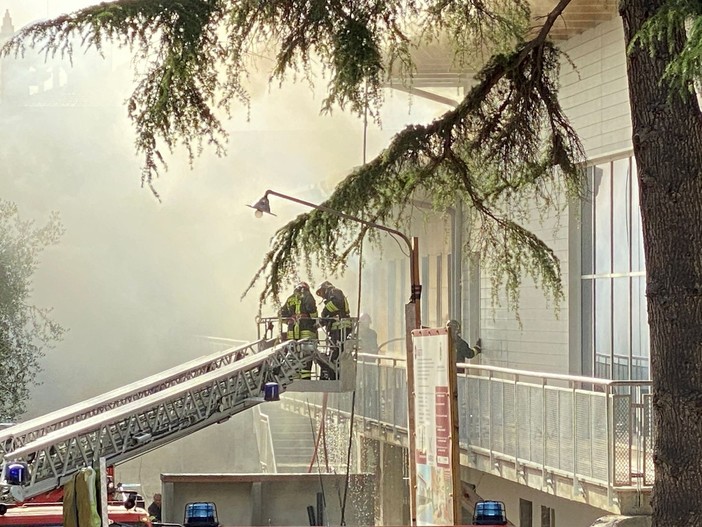 Bordighera: vasto incendio all'interno delle scuole in costruzione di via Napoli, Vigili del Fuoco in azione (Foto e Video)
