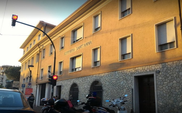 Vallecrosia: scuola Sant’Anna, cresce la protesta dei genitori “Chiediamo che vengano conclusi i cicli scolastici, non gestiscono un ristorante, hanno delle responsabilità nei confronti degli alunni” Vallecrosia: scuola Sant’Anna, cresce la protesta dei genitori “Chiediamo che vengano conclusi i cicli scolastici, non gestiscono un ristorante, hanno delle responsabilità nei confronti degli alunni”