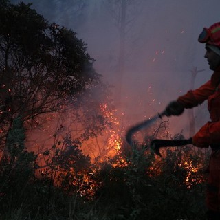 Incendio questa notte sul Capo Berta: impegnate le squadre dei Vigili del Fuoco e dei Volontari (Video)