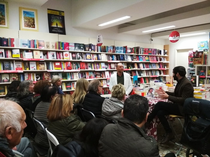 Diano Marina: il tenore Enrico Iviglia ha presentato il suo libro 'Ad Alta Voce' Diano Marina: il tenore Enrico Iviglia ha presentato il suo libro 'Ad Alta Voce'