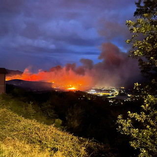 Continua a bruciare l'entroterra albenganese: ripresi i lanci aerei, una settantina le persone evacuate (Foto e Video)