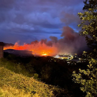 Continua a bruciare l'entroterra albenganese: ripresi i lanci aerei, una settantina le persone evacuate (Foto e Video) Continua a bruciare l'entroterra albenganese: ripresi i lanci aerei, una settantina le persone evacuate (Foto e Video)