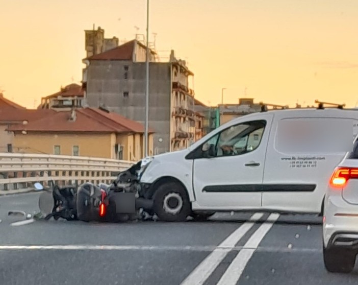 Ventimiglia: scontro auto-scooter sul cavalcavia, centauro portato in ospedale (Foto)