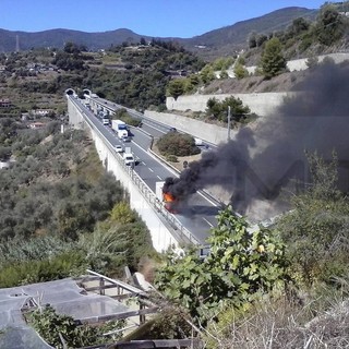 Sanremo: camion frigo in fiamme sull'autostrada all'altezza di San Pietro, pronto intervento dei Vigili del Fuoco Sanremo: camion frigo in fiamme sull'autostrada all'altezza di San Pietro, pronto intervento dei Vigili del Fuoco