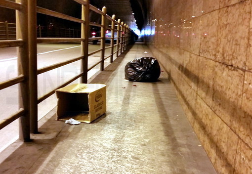 Sanremo: immondizia abbandonata in galleria Francia, la segnalazione e le foto di un lettore