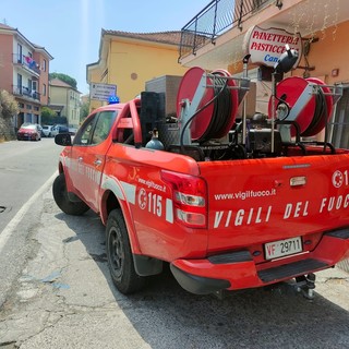 Imperia: minaccia di gettarsi dalla finestra di casa a Costa D'Oneglia, uomo salvato da Vvf e 118 Imperia: minaccia di gettarsi dalla finestra di casa a Costa D'Oneglia, uomo salvato da Vvf e 118