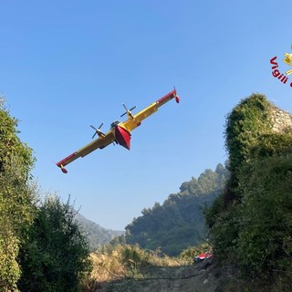 Incendio a Ventimiglia: le fiamme hanno sconfinato in Francia, in azione tre Canadair e due elicotteri