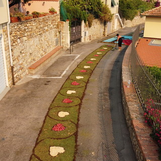 Diano Castello: domenica prossima la 12a edizione della 'Infiorata del Corpus Domini' (Foto) Diano Castello: domenica prossima la 12a edizione della 'Infiorata del Corpus Domini' (Foto)