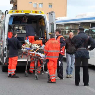Riva Ligure: scontro auto-scooter all'incrocio con la strada per Pompeiana, uomo portato in elicottero al 'Santa Corona' di Pietra Ligure (Foto e Video) Riva Ligure: scontro auto-scooter all'incrocio con la strada per Pompeiana, uomo portato in elicottero al 'Santa Corona' di Pietra Ligure (Foto e Video)
