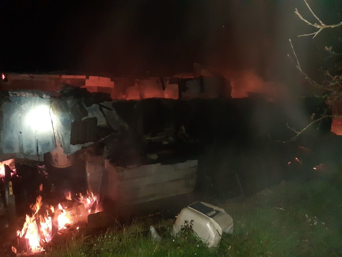 Bajardo: villetta distrutta stanotte dalle fiamme, nessun ferito ma tre persone ora sono senza casa (Foto e Video) Bajardo: villetta distrutta stanotte dalle fiamme, nessun ferito ma tre persone ora sono senza casa (Foto e Video)