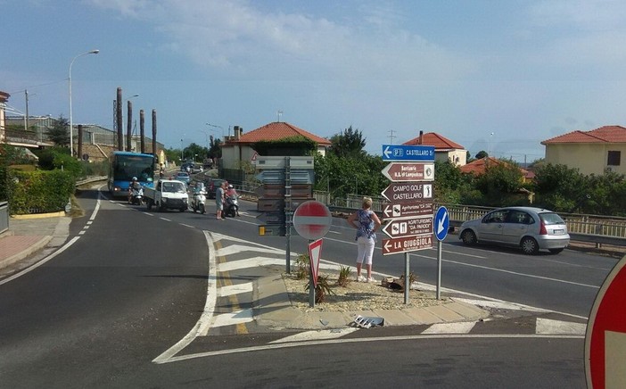 Riva Ligure: curva del 'Don' pericolosa secondo una nostra lettrice che chiede una 'rotonda' Riva Ligure: curva del 'Don' pericolosa secondo una nostra lettrice che chiede una 'rotonda'