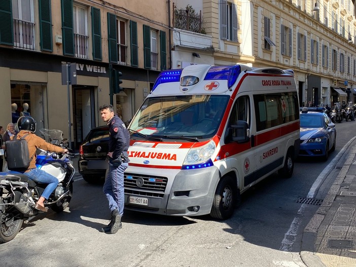 Sanremo: dimentica il freno a mano e l'auto investe un 80enne al semaforo di via Feraldi (Foto) Sanremo: dimentica il freno a mano e l'auto investe un 80enne al semaforo di via Feraldi (Foto)