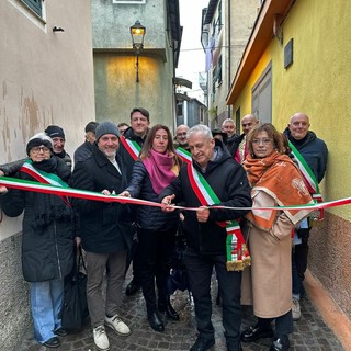 Taglio del nastro a Aurigo per la riqualificazione del borgo con l’Assessore Piana e il Sindaco Arrigo.