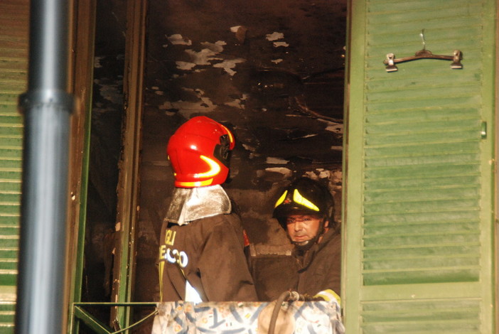 Sanremo: incendio in un appartamento del centro storico, una stanza distrutta ma nessun ferito