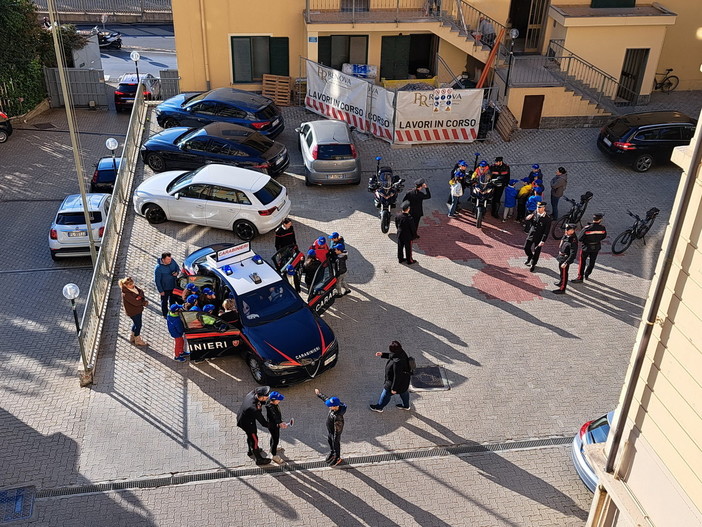 Alunni della Littardi in visita al Comando dei carabinieri di Imperia (foto) Alunni della Littardi in visita al Comando dei carabinieri di Imperia (foto)