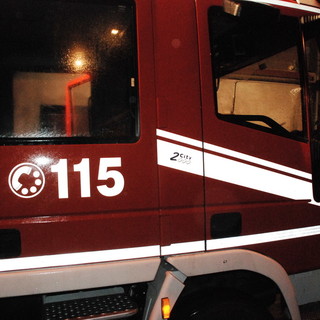 Due interventi dei Vigili del Fuoco in serata: incendio boschivo a Colle d'Oggia e di un'auto a Castellaro