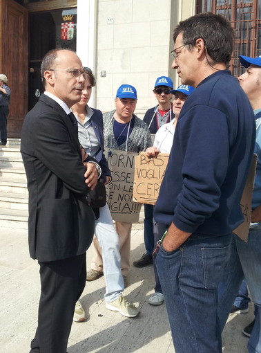 Imperia: il Sindaco Carlo Capacci ha incontrato stamani i dipendenti della cooperativa 'Ottagono' Imperia: il Sindaco Carlo Capacci ha incontrato stamani i dipendenti della cooperativa 'Ottagono'