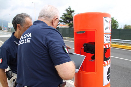 Sanremo: i ‘Velo ok’ prendono vita, inizia l’installazione degli autovelox all'interno dei box sistemati nei giorni scorsi (Foto e Video) Sanremo: i ‘Velo ok’ prendono vita, inizia l’installazione degli autovelox all'interno dei box sistemati nei giorni scorsi (Foto e Video)