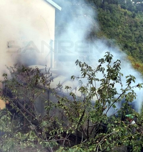 Vallecrosia: incendio di un magazzino in campagna nella zona di Conca Verde, intervento dei Vigili del Fuoco