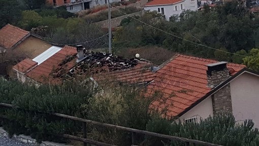 Imperia: incendio ad un tetto ieri sera in una villetta di via Diano Calderina, intervento dei Vigili del Fuoco