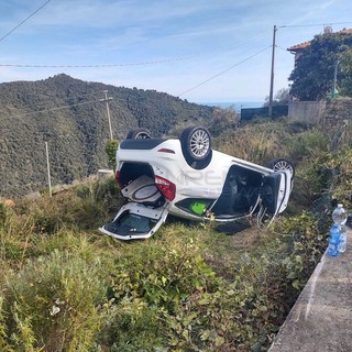 Ceriana: auto finisce fuoristrada, mobilitazione di soccorsi per i due occupanti lievemente feriti