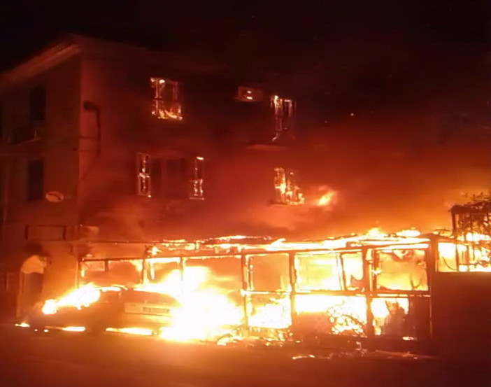 L'incendio alla pizzeria “Nomadi 2” di Pontedassio