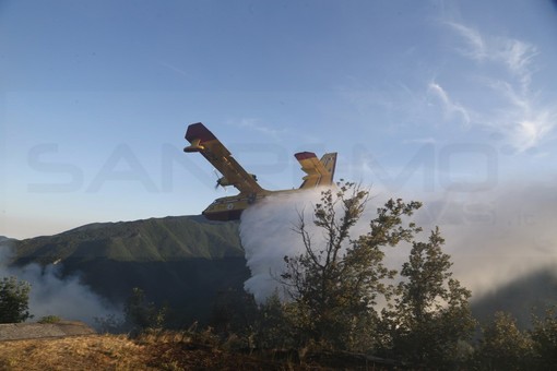 Incendi a Olivetta San Michele e Rezzo: all'alba è ripreso il lavoro di elicotteri e Canadair
