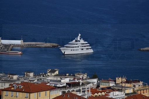 Sanremo: ieri sera è entrato in porto l'Invictus, yacht da sogno lungo 66 metri a noleggio (Foto)